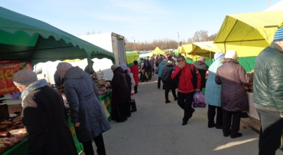Жители села Красное  купили продукты питания на областной ярмарке