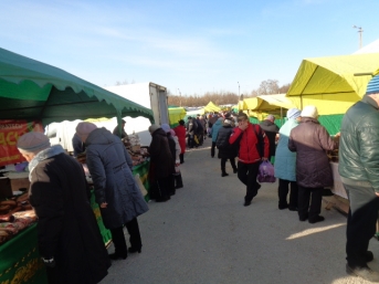 Жители села Красное  купили продукты питания на областной ярмарке
