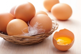 Вслед за «Пятерочкой» снизила цены на яйцо «Покупайка» 