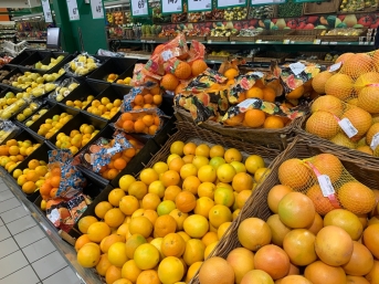 Сравнительный анализ минимальных розничных цен на сезонные фрукты в торговых предприятиях города Липецка 