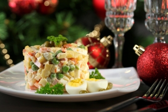 Готовим салат "Оливье" к новогоднему столу